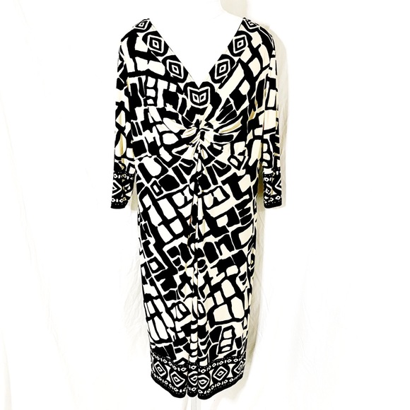 Muse Dresses & Skirts - Muse Black & Cream Sheath Dress V-neck 1x